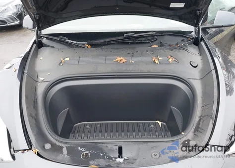 2025 Tesla Model Y Long Range Dual Motor Rear-Wheel Drive z USA, uszkodzony, nr VIN 7SAYGDED8SA375060